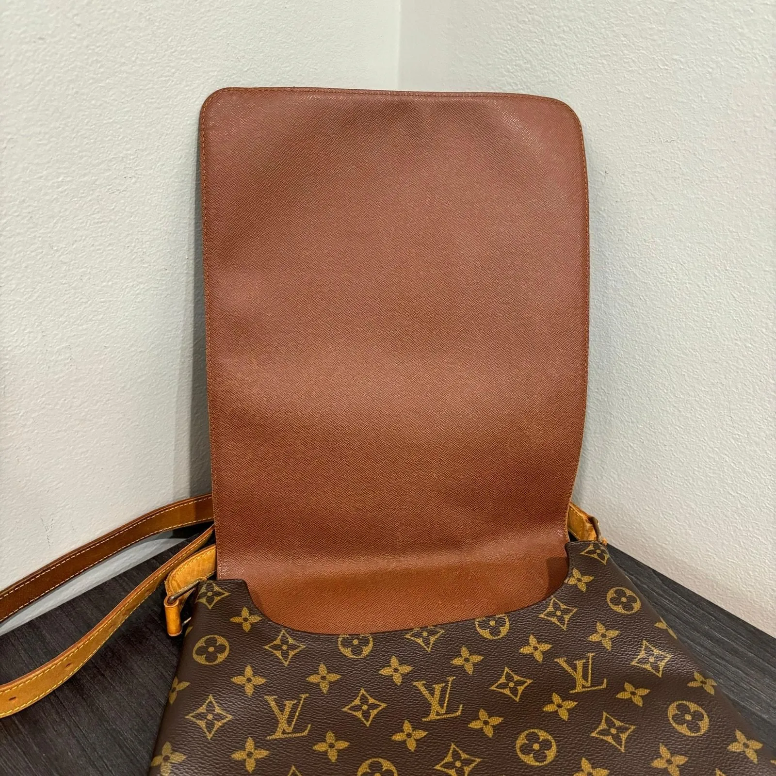 Listing Image Blurred Background