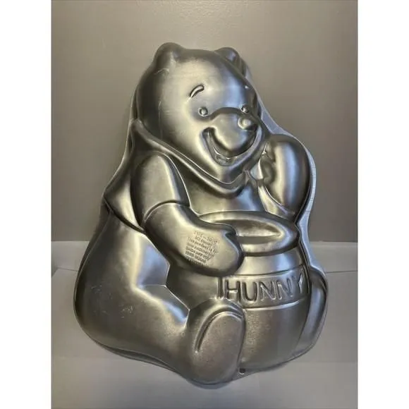 Product image for Disney Winnie the Pooh Hunny Baking Tin Wilton cake pan 2105 3000 95 vintage 90