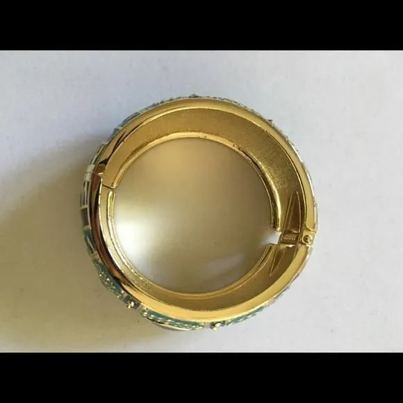 Listing Image Blurred Background