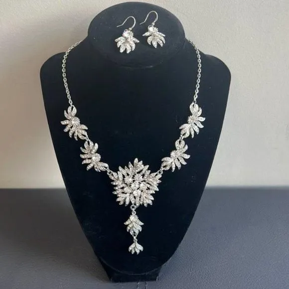 Product image for Silver Tone Floral Design Set