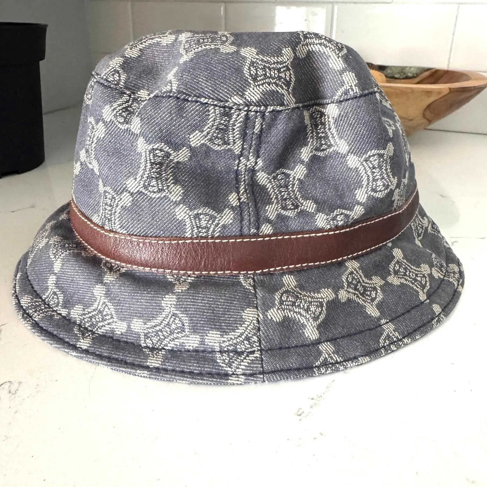 Listing Image Blurred Background