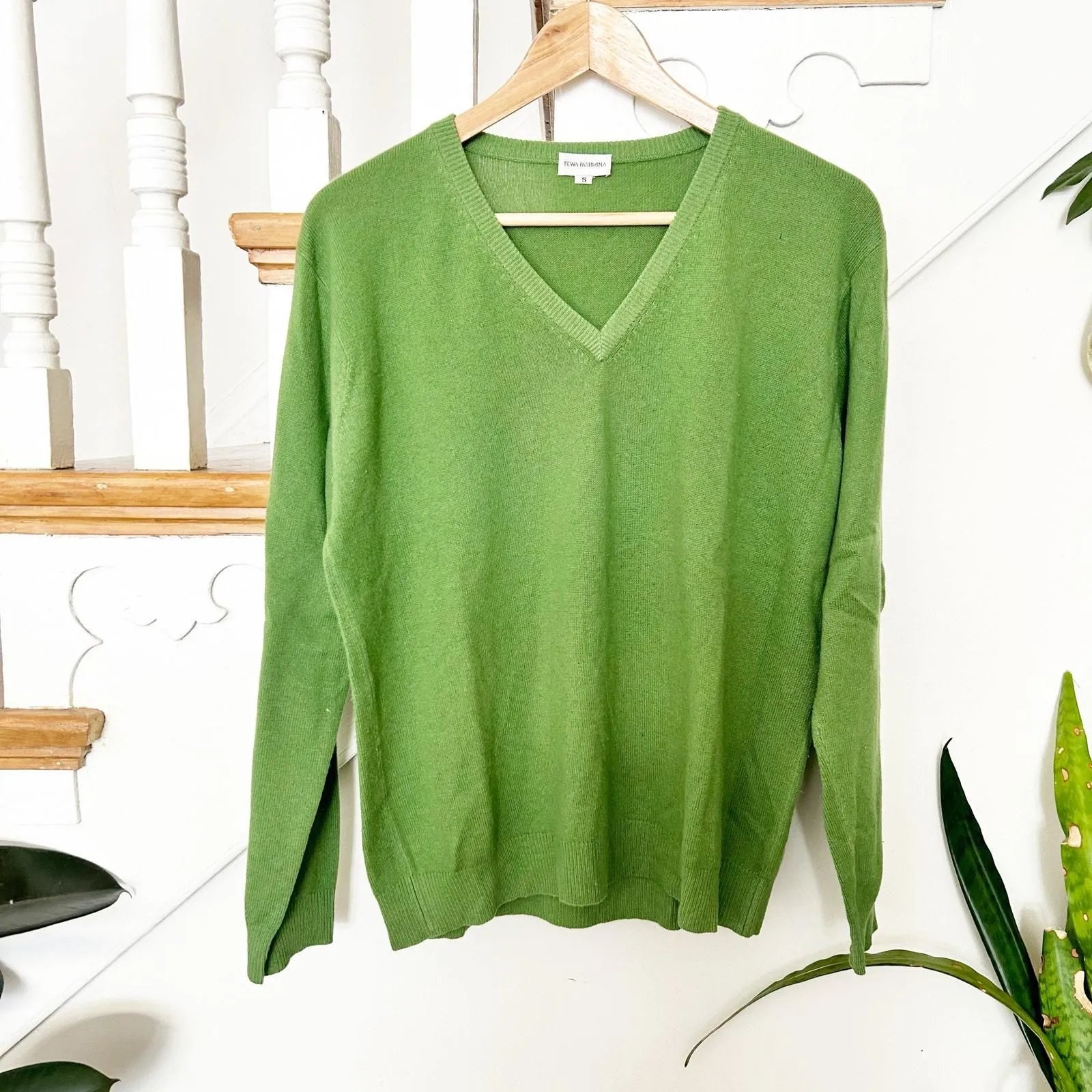 Product image for Fewa Pashmina Cashmere Sweater Green V-Neckline Soft Knit Pullover Size S Small - S - Sweaters - new-without-tags - Fewa Pashmina