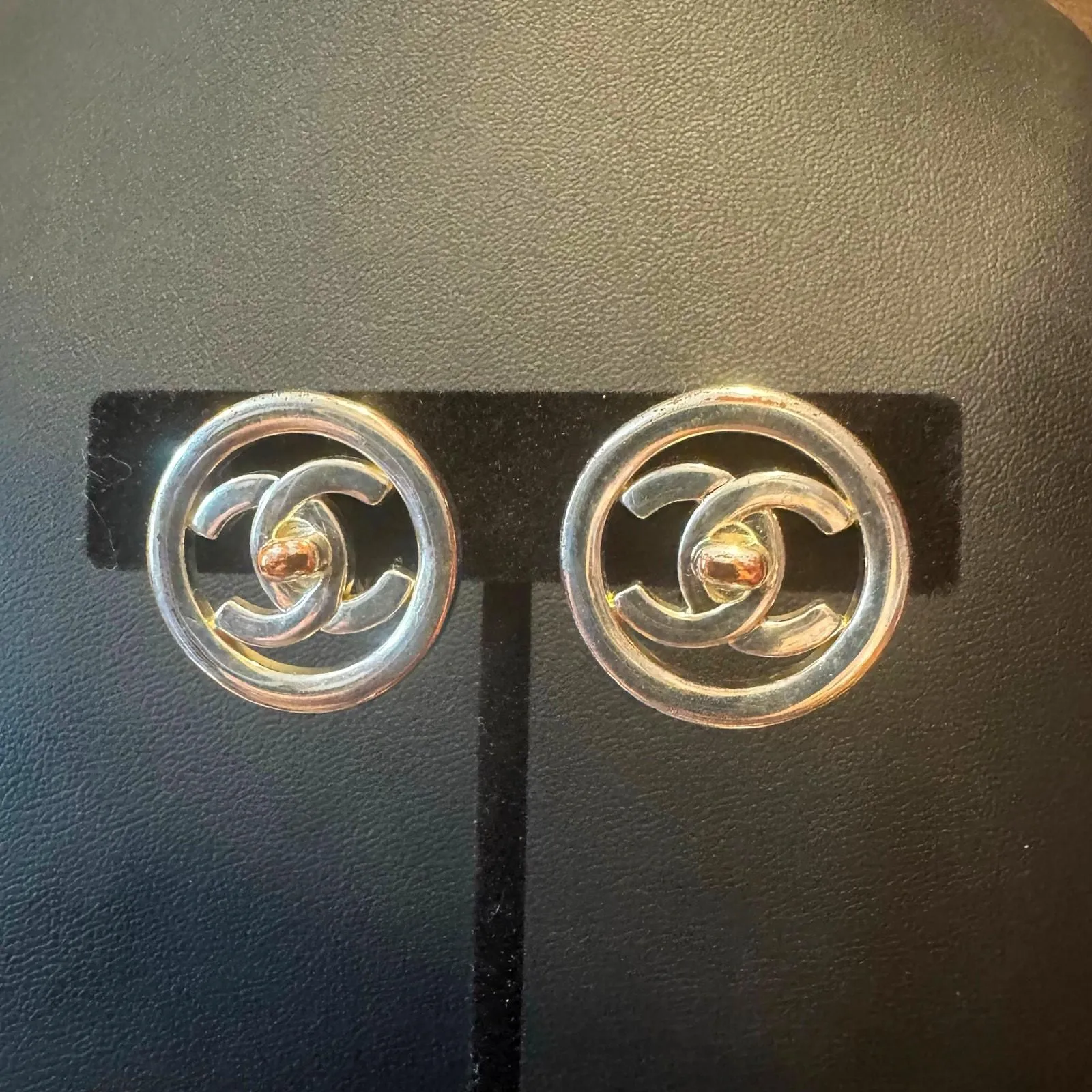 Product image for 31 Chanel Vintage CC Encircled Silver Turnlock Clip On Earrings 97P - pre-owned---fair