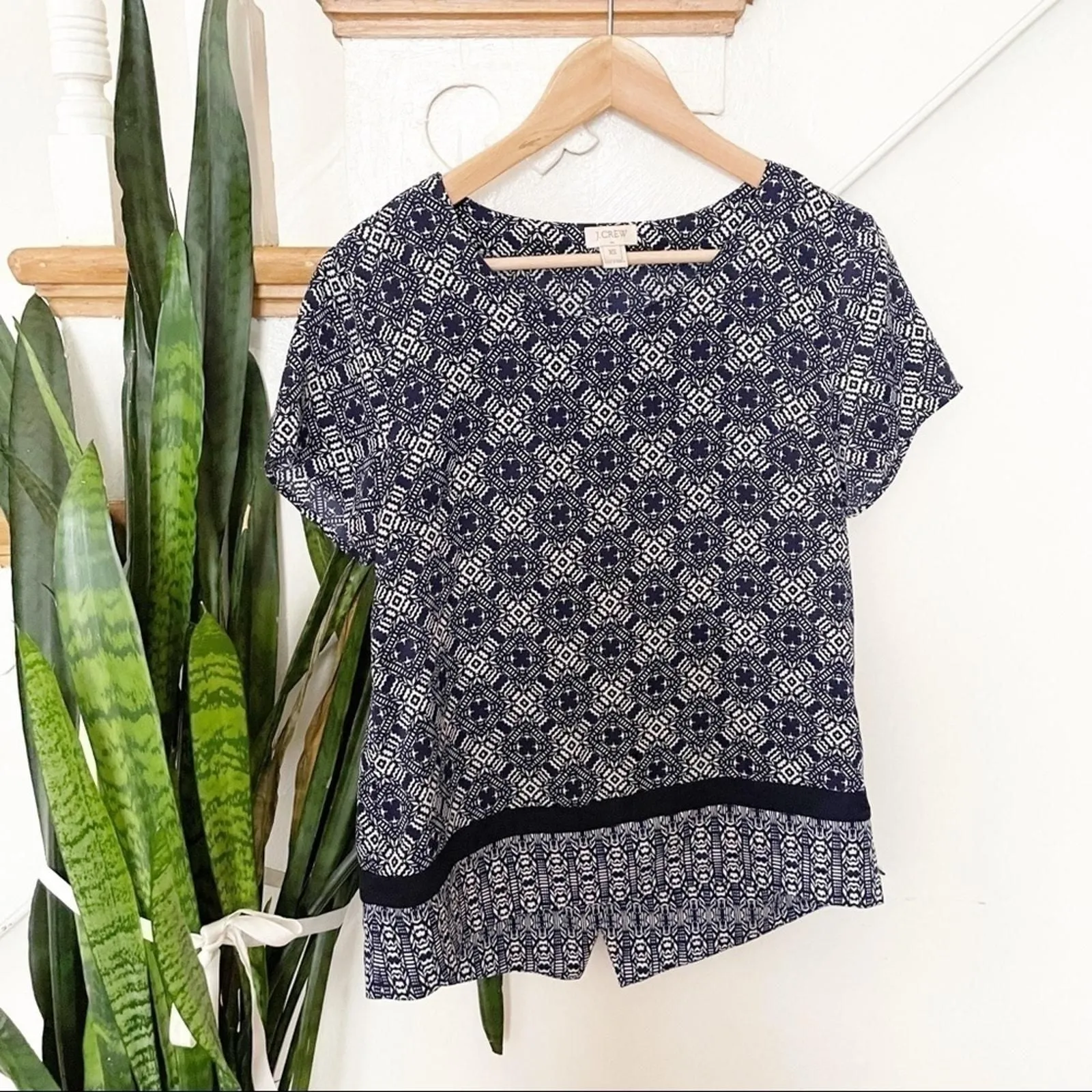 Product image for J.crew Printed Split Hem Top Blouse white blue XS - new-without-tags - J. Crew