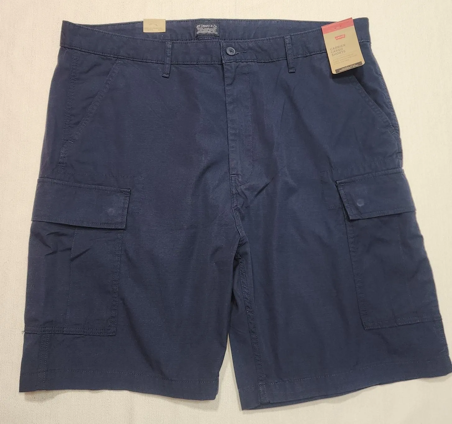 Product image for Levi's carrier cargo shorts men large Waist 40'' length 22.5'' - new-with-tags - Levi's