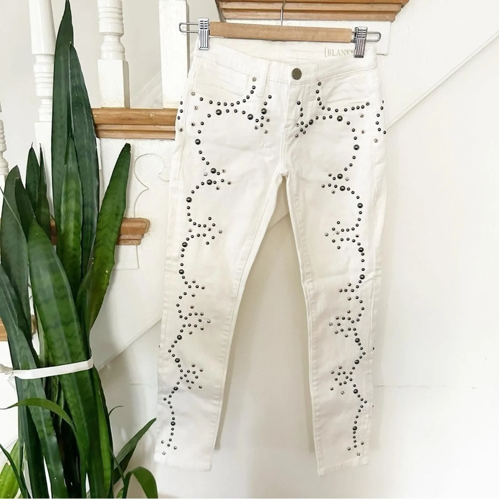 Product image for Blank NYC The Intro White Studded Mid Rise Cotton Blend Cropped Jeans Size 24 - new-without-tags - Blank NYC