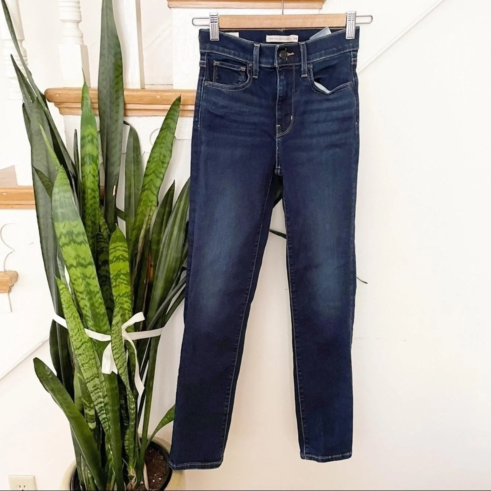 Product image for LEVIS high rise straight dark denim Jeans sz 24 - new-without-tags - Levi's