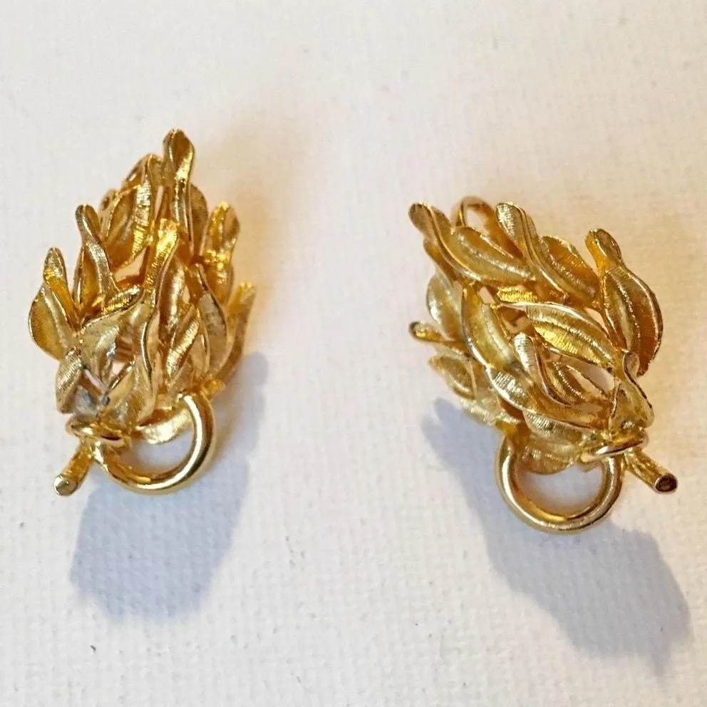 Product image for Vintage Gold Tone Leaf Cluster Clip on Earrings - pre-owned---excellent