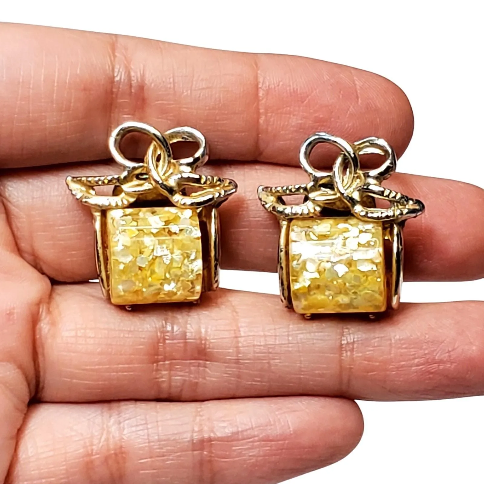 Product image for Vintage Gold Tone Lucite Retro Yellow Confetti Clip On Earrings 1950s Era MCM - Earring - pre-owned---excellent