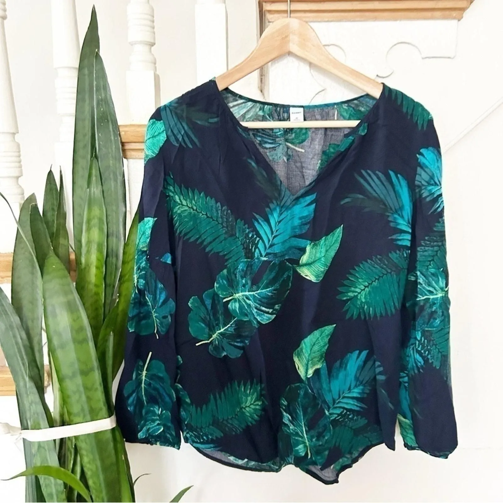 Product image for Old Navy Navy Blue Green Palm Leaf Print V-Neck Long Sleeve Blouse Top Size XS - new-without-tags - Old Navy
