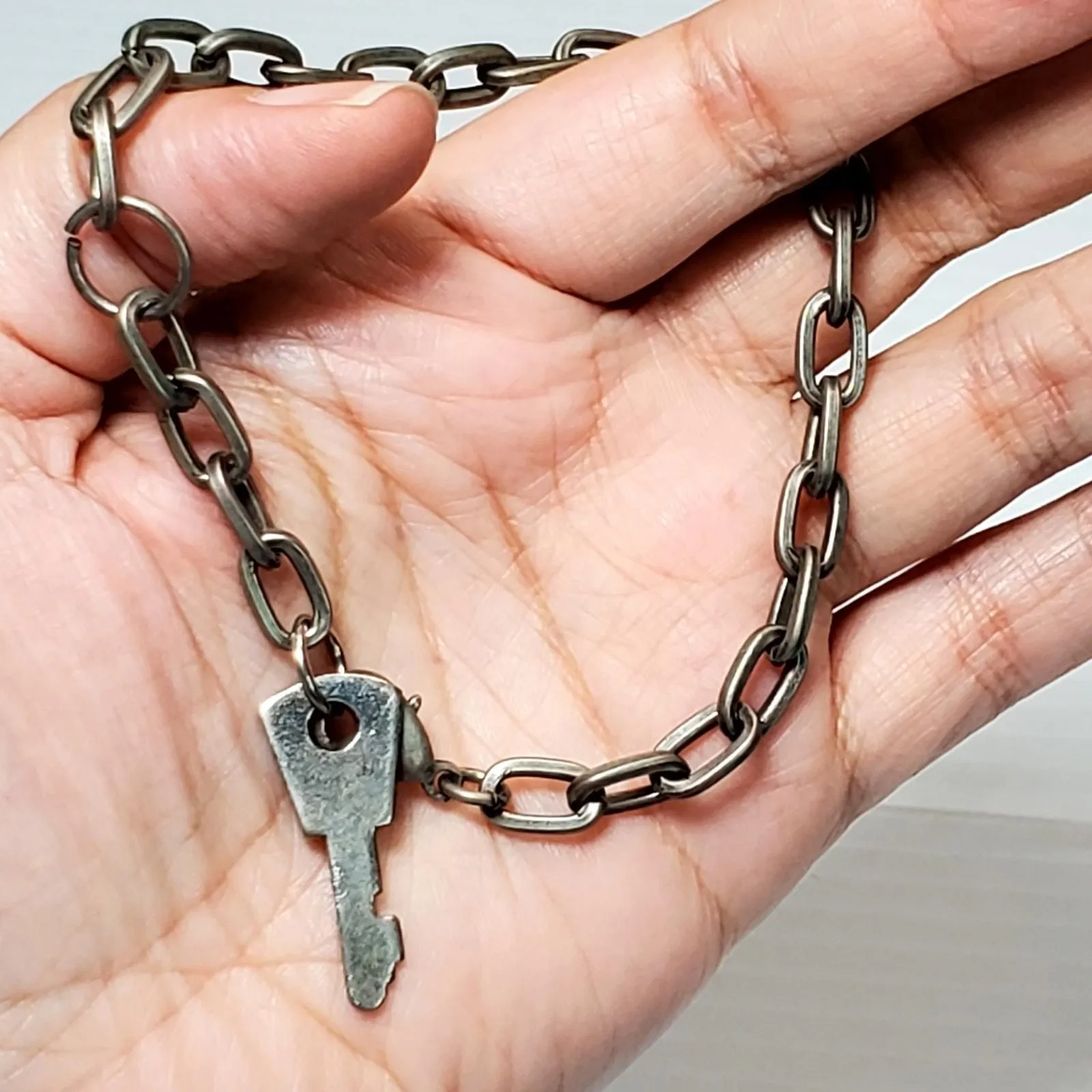 Product image for Silver Tone Link Chain Key Dangle Charm 8" Bracelet - Bracelet - 7.6 - 8 in - pre-owned---excellent