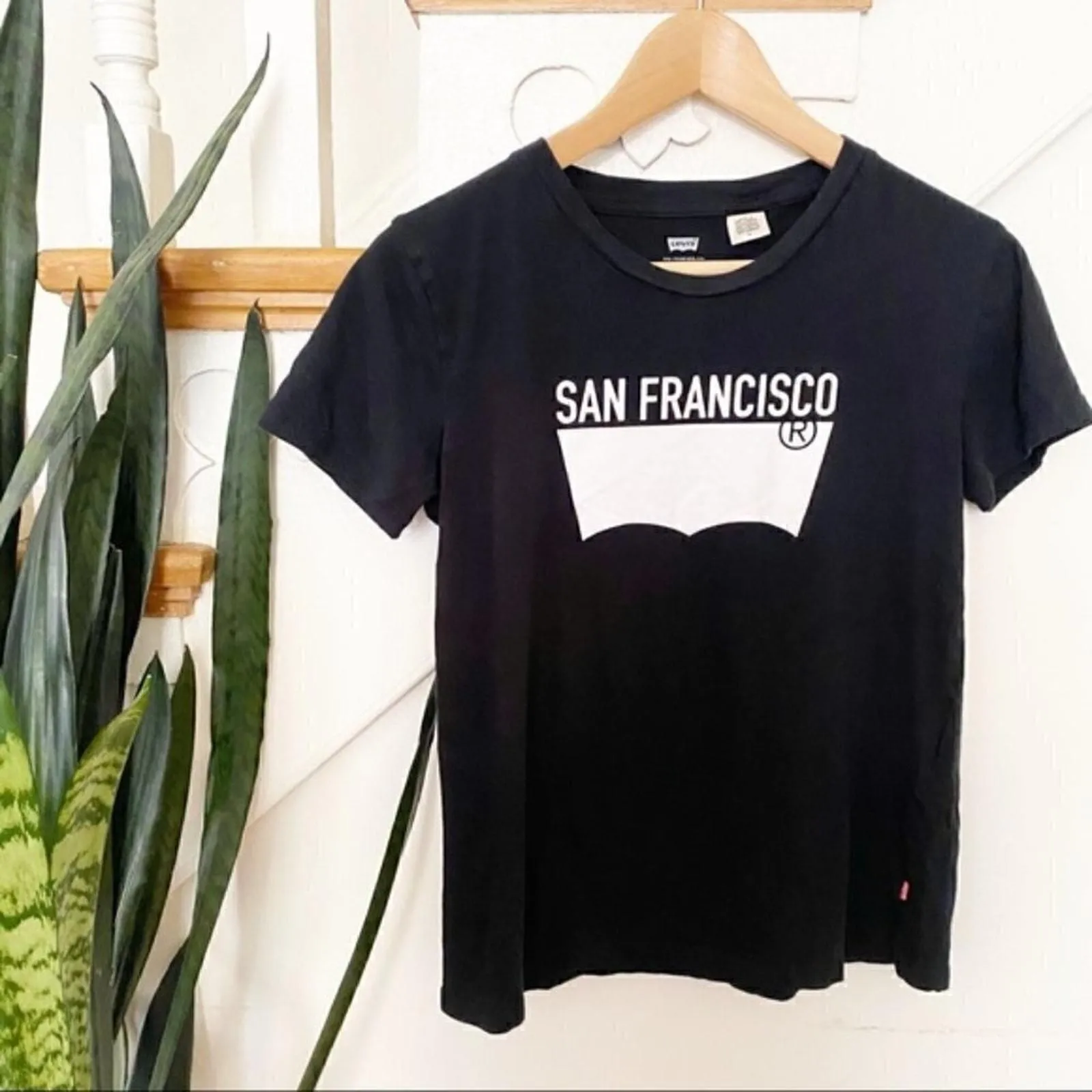 Product image for Levi's graphic front black short sleeves shirt - new-without-tags - Levi's