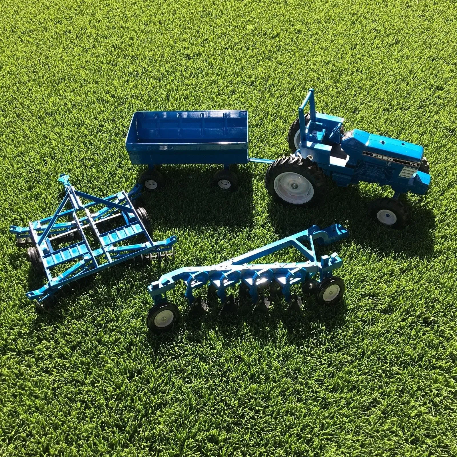 ERTL Ford 7710 Deluxe Farm Tractor Set Blue · Whatnot: Shop, Sell