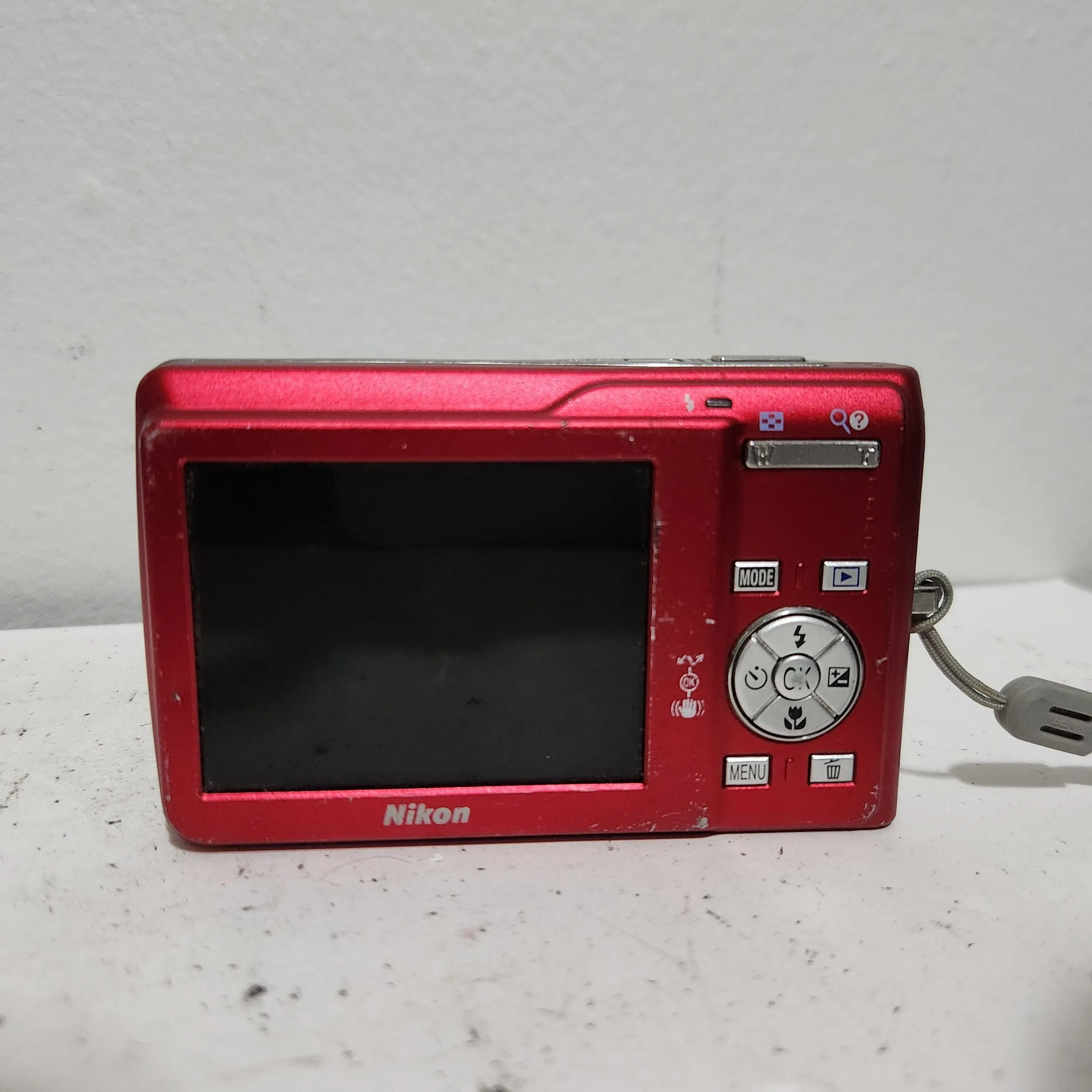 Nikon COOLPIX S200 7.1MP Digital Camera Red - tested