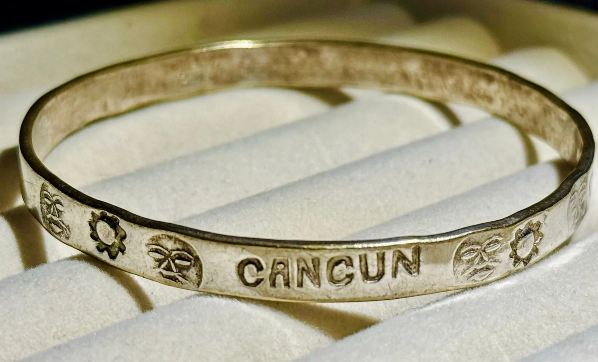 Vintage Mexican Sterling Silver “Cancún” Bangle Bracelet – 18g