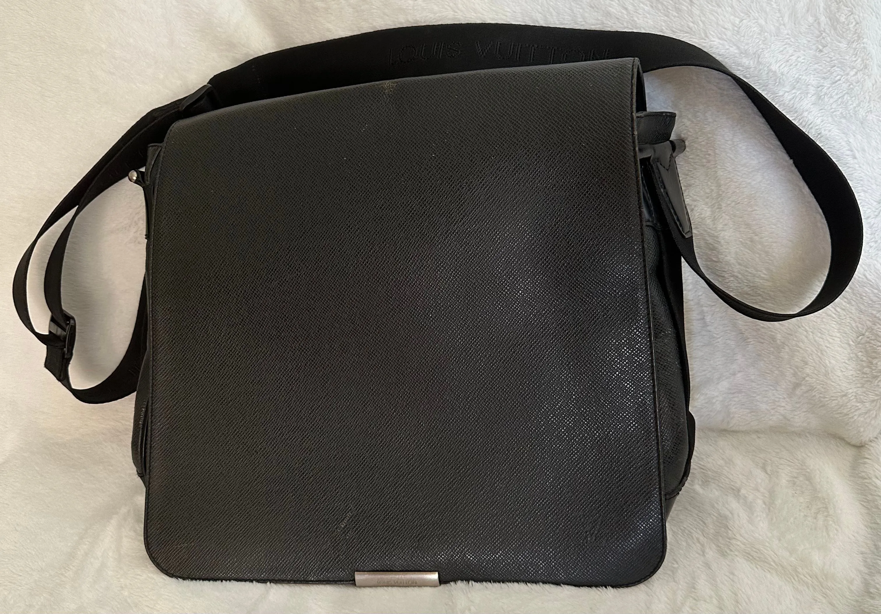 Louis Vuitton Taiga Black Messenger Bag Whatnot Buy Sell Go Live