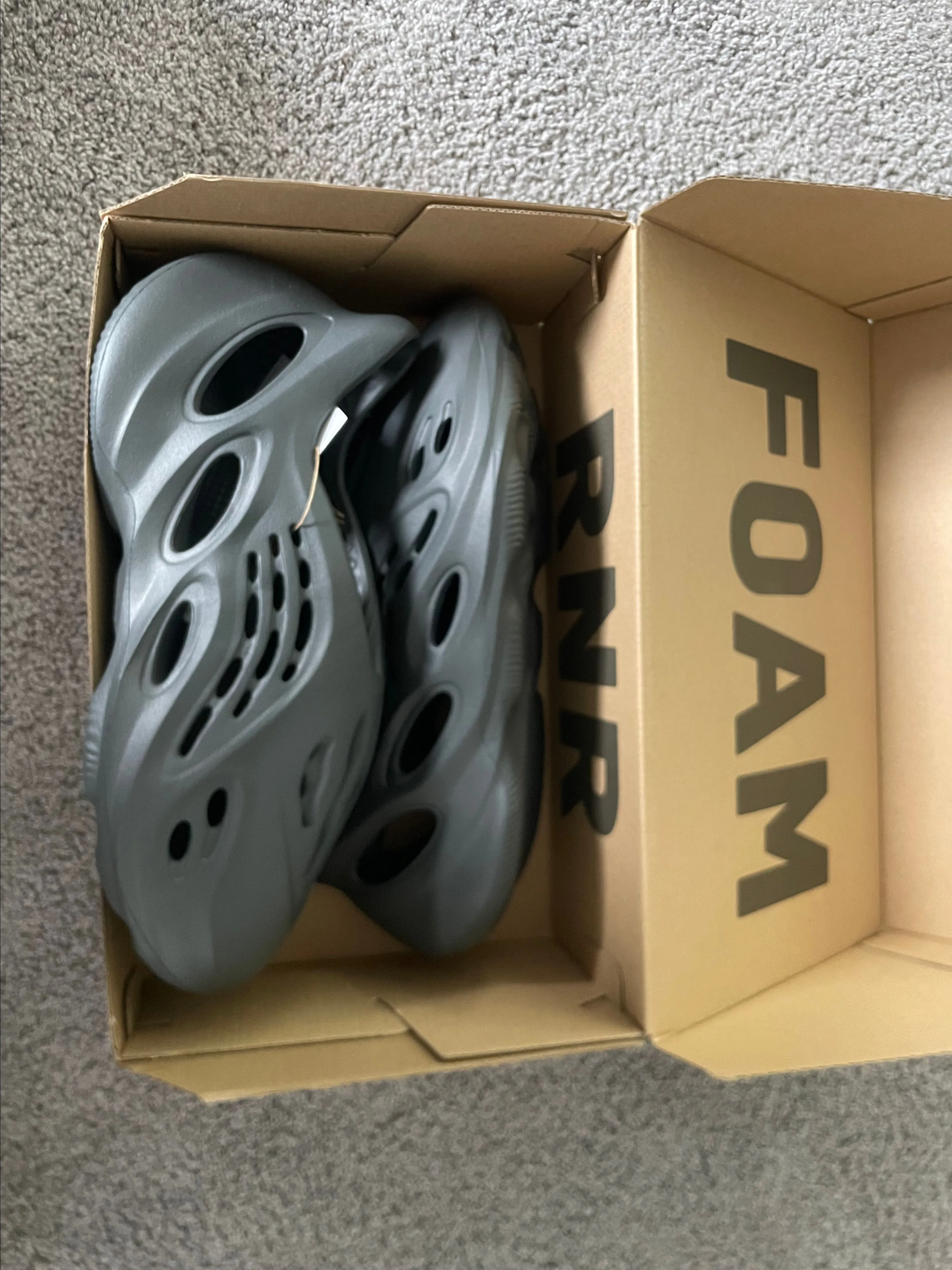 靴 adidas YEEZY Foam Runner Carbon 27cm Size 9- adidas Yeezy Foam Runner CARBON (UNRELEASED) | eBay