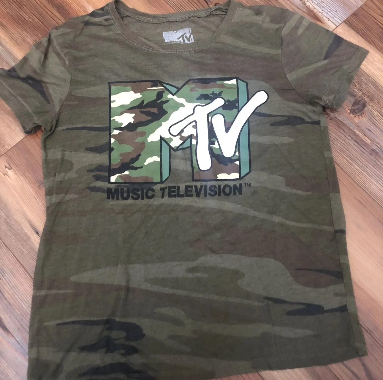 T-000: MTV vtg women's camo green t-shirt 90s (small