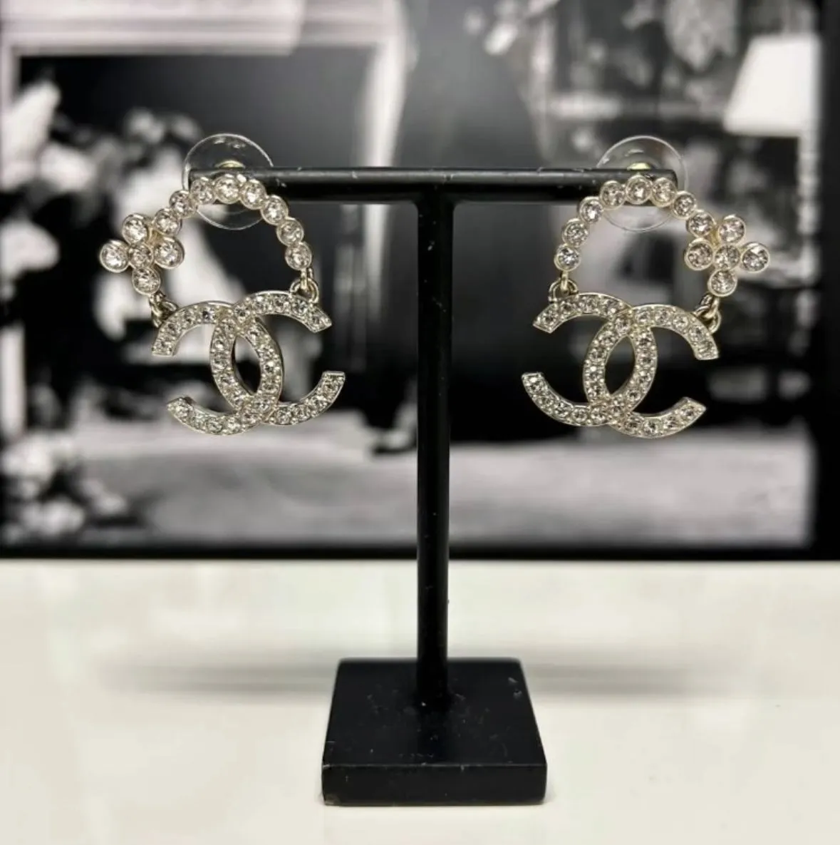高級感と美しさの両立【CHANEL】ＣＣミュール Chanel CC Jeweled Thong Sandals Gold Metallic 38C EU