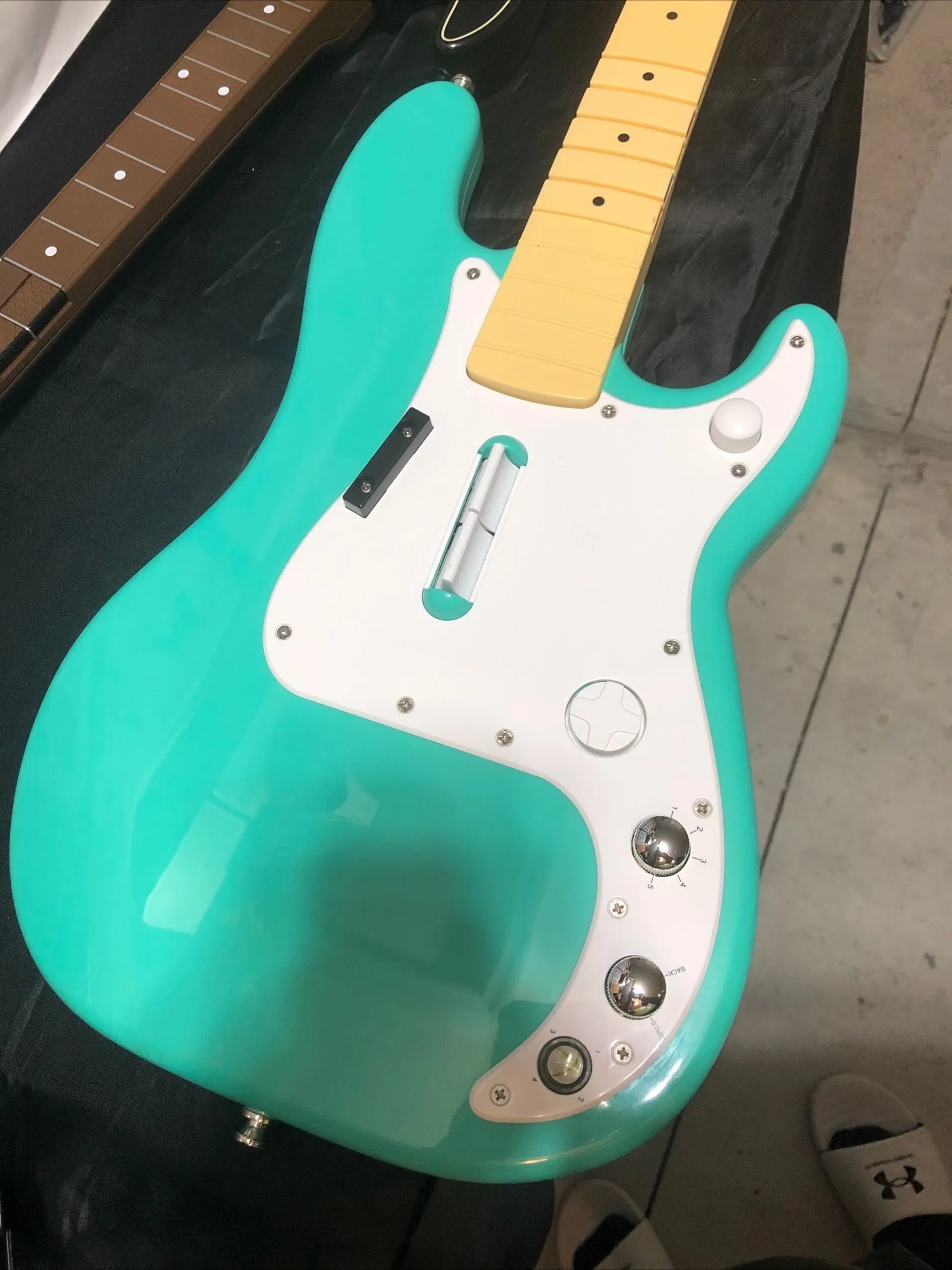 PS3 Rock Band 2 Fender Wireless Precision Bass Harmonix Seafoam newest Green