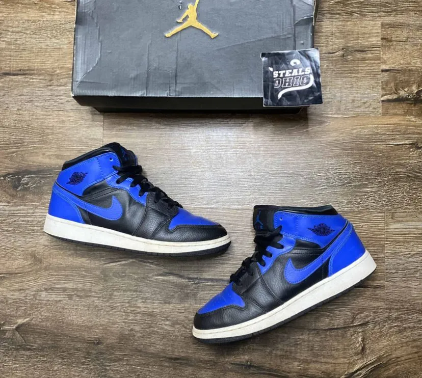 Jordan 1 shops Mid Hyper Royal (GS) Size 7Y 554725-077