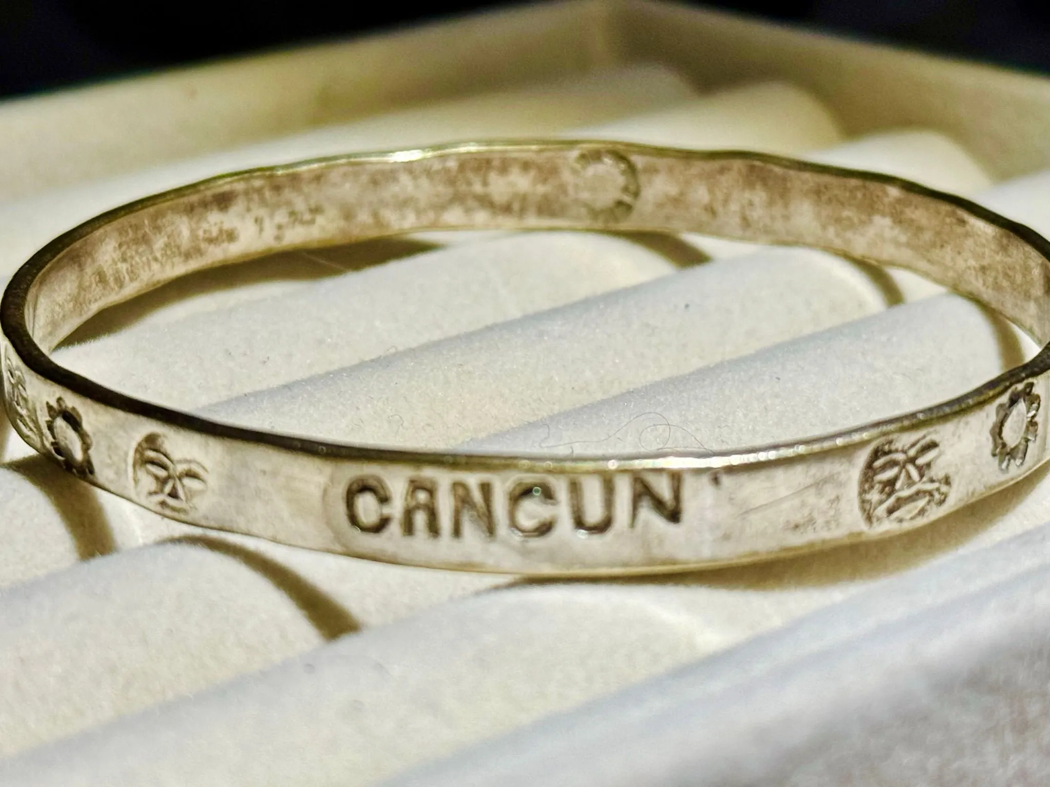 Vintage Mexican Sterling Silver “Cancún” Bangle Bracelet – 18g