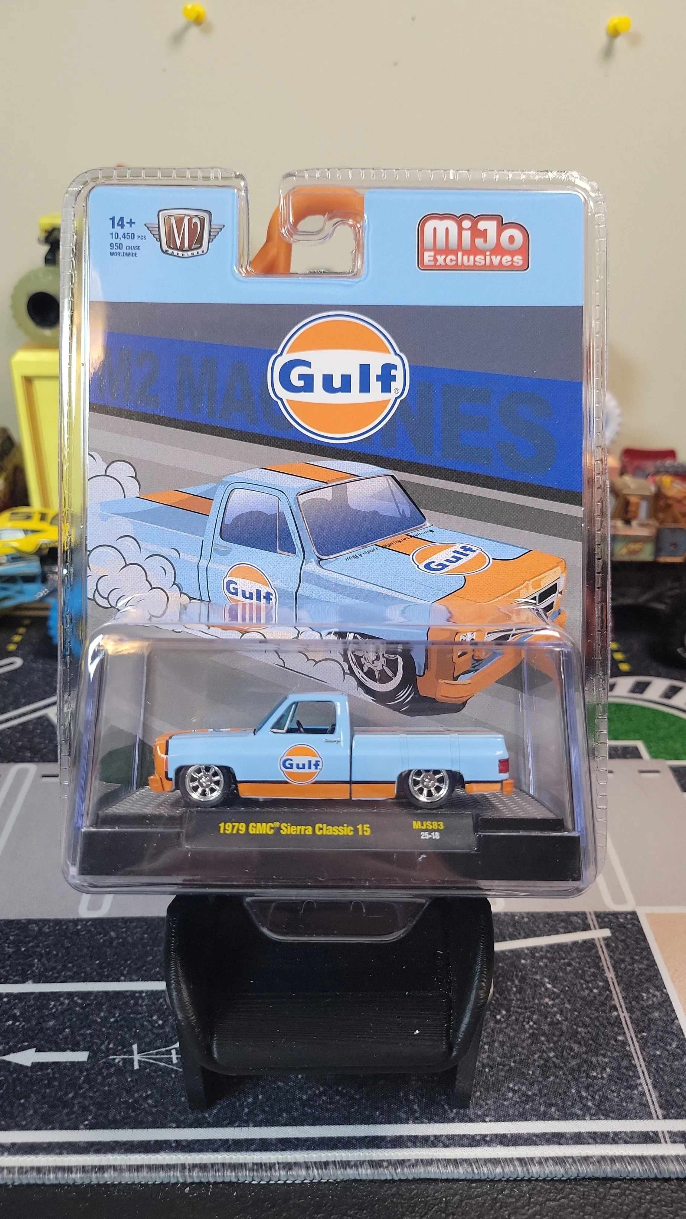 M2 Machines MiJo Exclusive Gulf 1979 GMC Sierra Classic 15