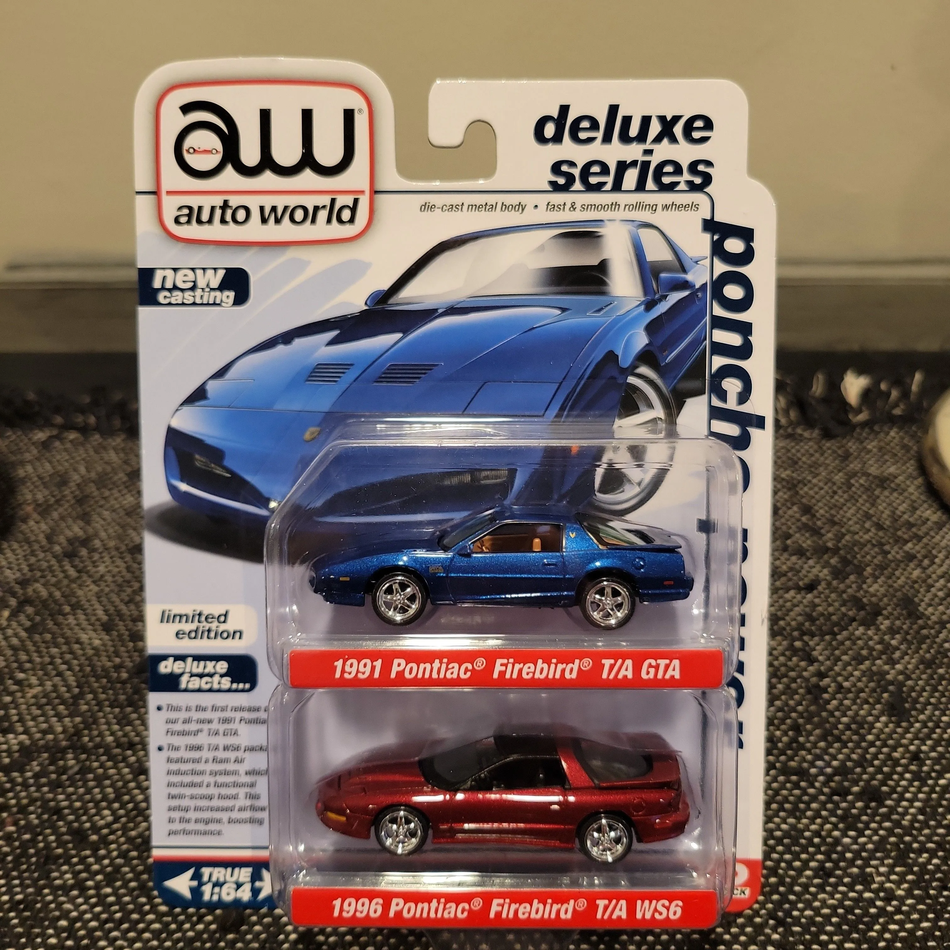 独創的 Auto World Deluxe 2 Pack 1991 Trans Am GTA & 1996 Firebird ミニカー