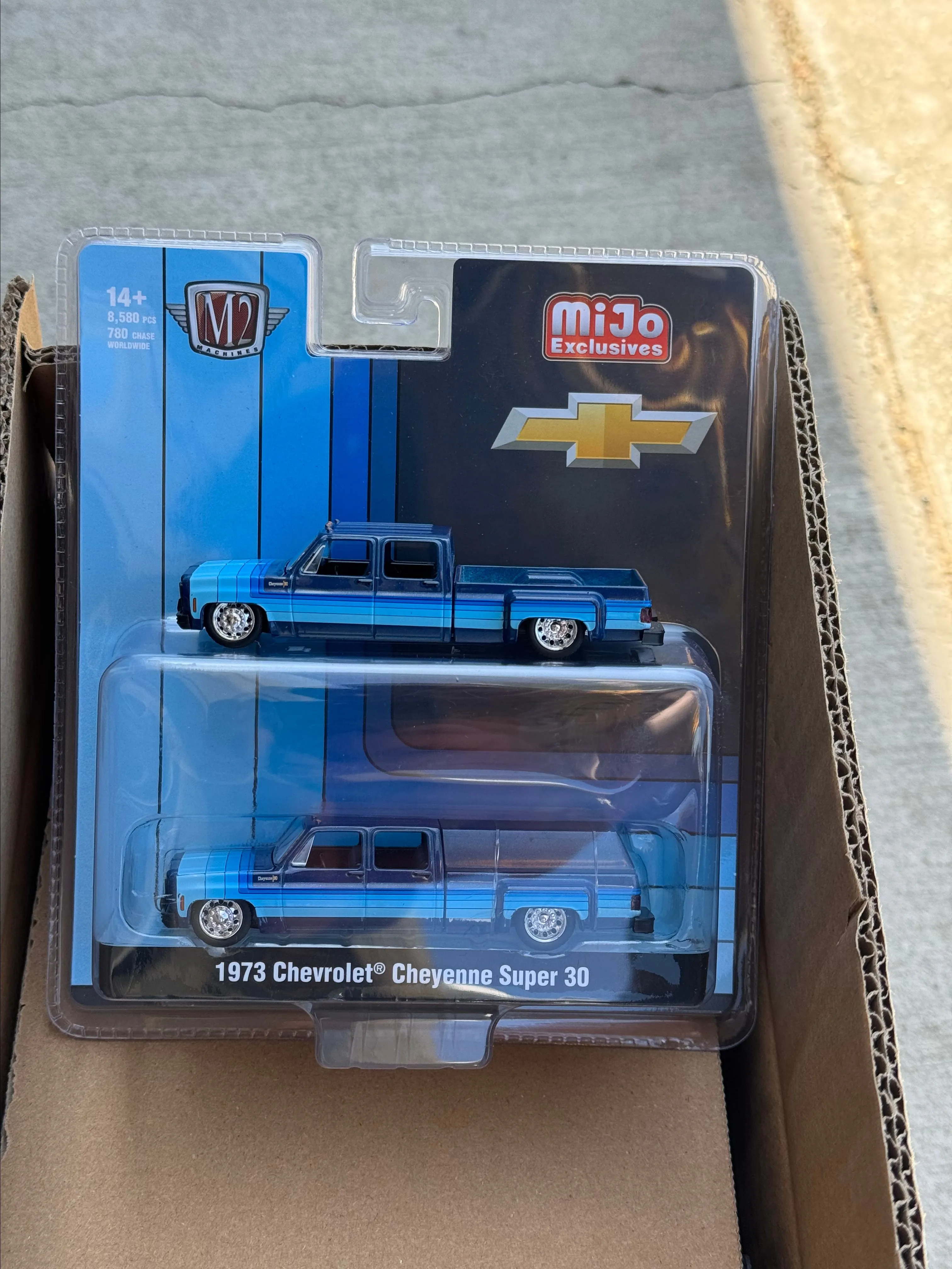 M2 Machines 1:64 1973 Chevrolet Cheyenne Super 30 Dually with