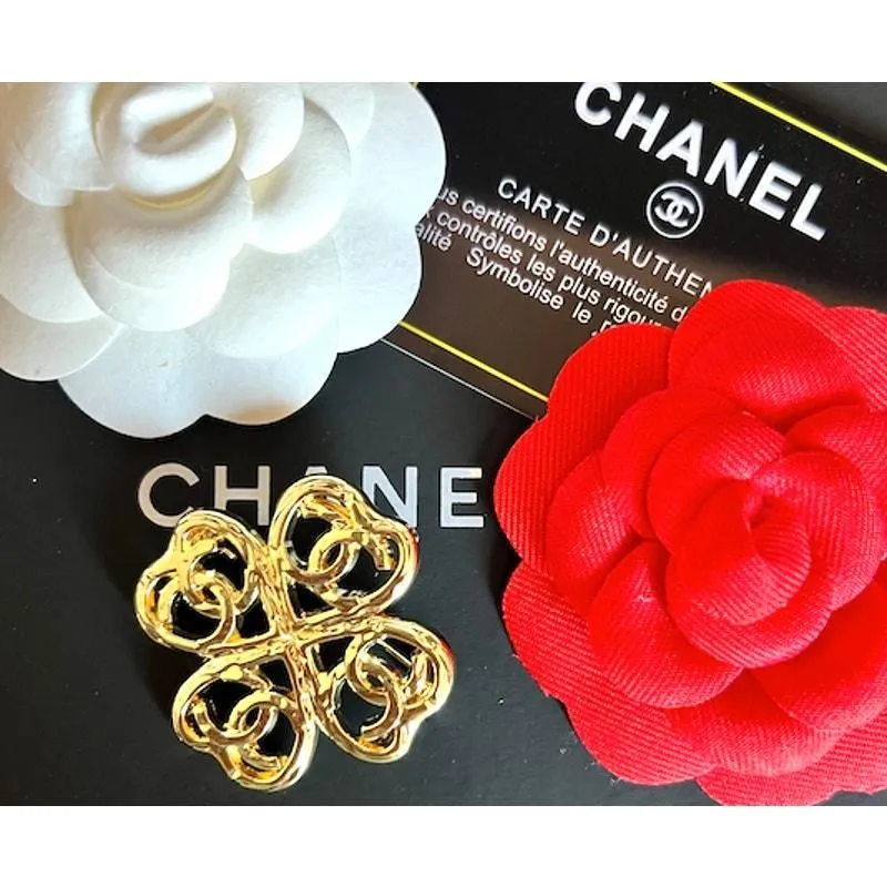 CHANEL CC Logo Heart Clover Brooch Light Gold Tone B21 K (CHXX003