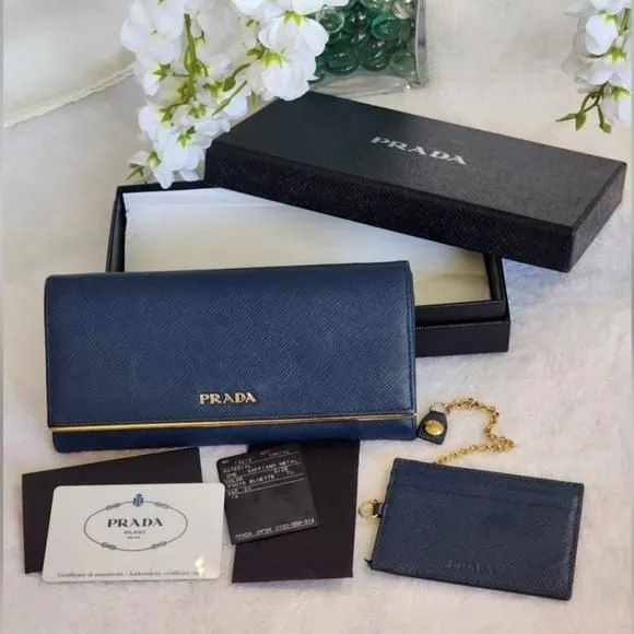 P01☀️ PRADA Saffiano Leather Metal Frame Flap Continental