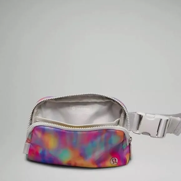 Lululemon shops Everywhere Belt Bag tie dye!