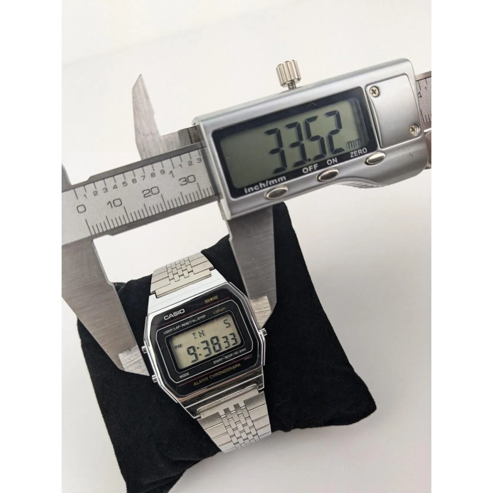 Vtg Early 80s CASIO A153 (415) Men's 34mm Digital Watch Black Face