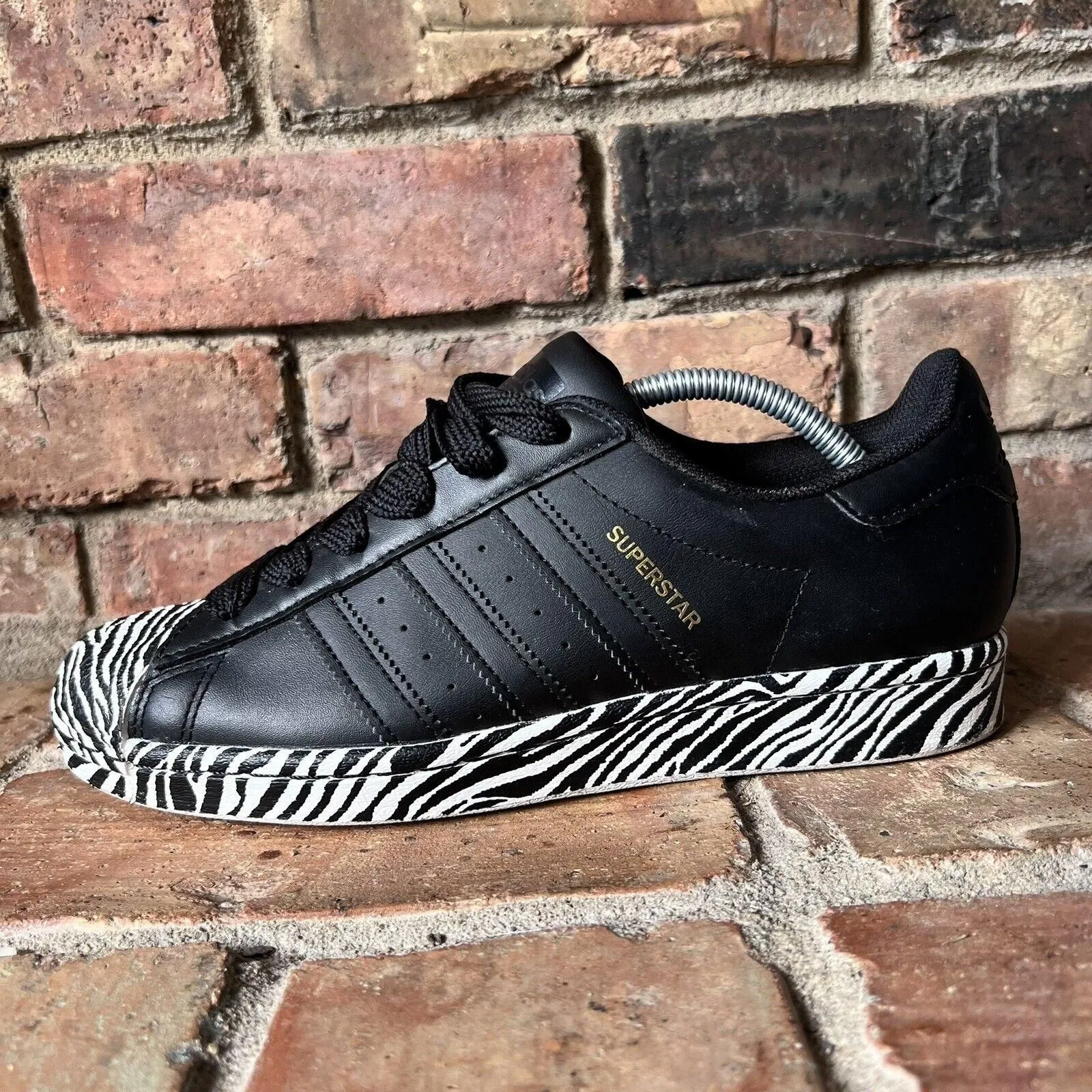 adidas Superstar ZEBRA Black White Shelltoe Low Sneaker Shoes Women s Size 7.5 Whatnot Kaufen verkaufen und auf Sendung gehen