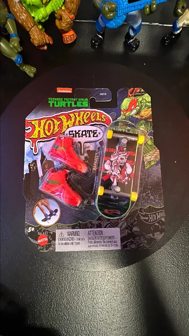 Hot Wheels - TMNT - Raphael Skateboard and Sneakers