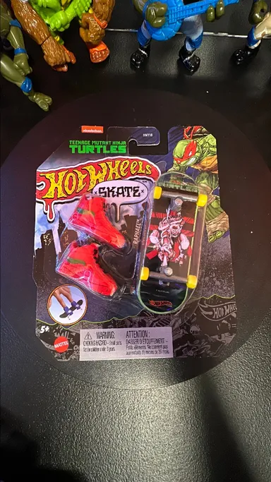 HotWheels - TMNT - Raphael Skateboard and Sneakers