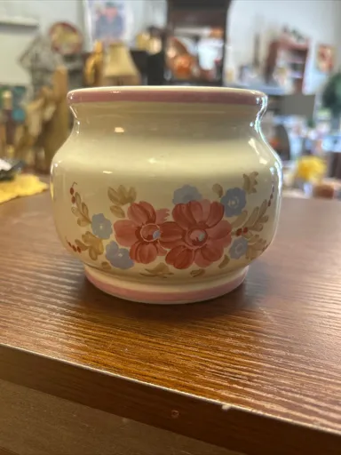 Vintage floral pot