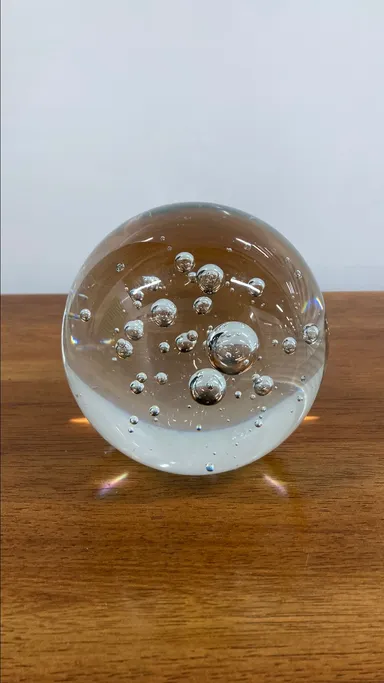 Controlled bubbles paper weight