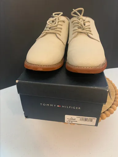 Tommy Hilfiger Oxfords, Men's size 11.5. Man-made/Leather upper material. Great looking shoes.