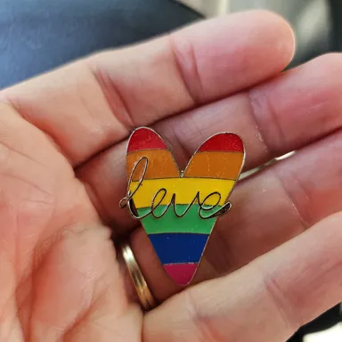1p.  love rainbow heart pin