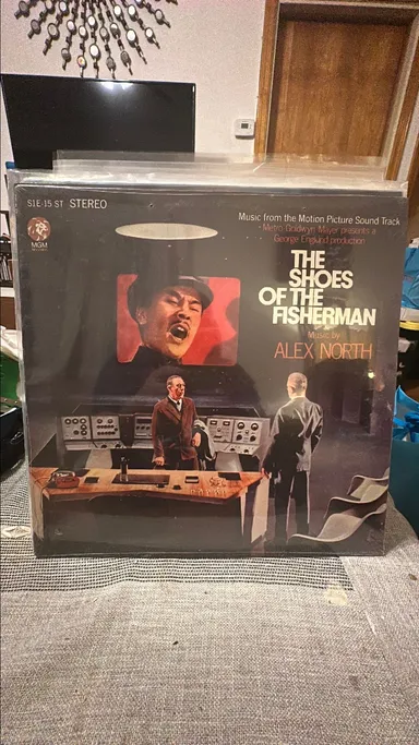 The Shoes of The Fisherman - Movie Soundtrack / Stars Anthony Quinn & Sir Laurence Oliver