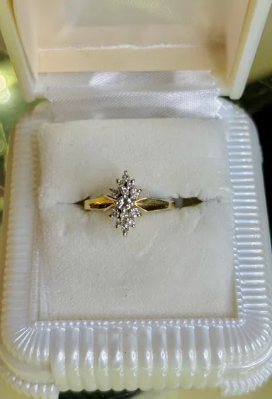 14k gold diamond cluster ring - size 4