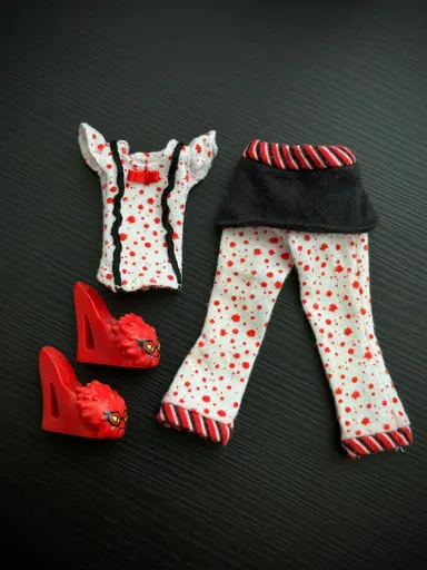 2011 Ghoulia Yelps PJ's and Slippers / Dead Tired / Monster High / Mattel