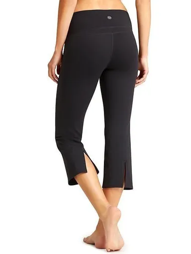 Athleta black cropped power up capris in a size small ass