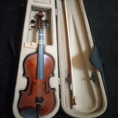 Like New Palatino 4/4 Violin with Bow in Hard Case

This Palatino 4/4 violin, complete with bow and