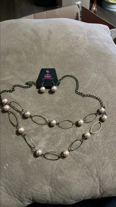 NIB- paparazzi necklace and earring set