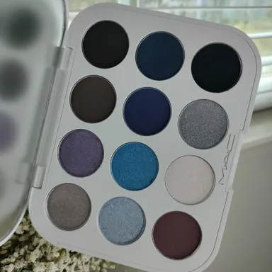 MAC - Snowbody's Business Eyeshadow Palette
