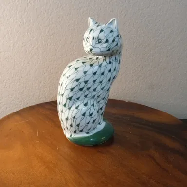 EXQUISITE Herend Style Andrea By Sadek Hand painted Porcelain 7" Cat Figurine.

This exquisite Andre