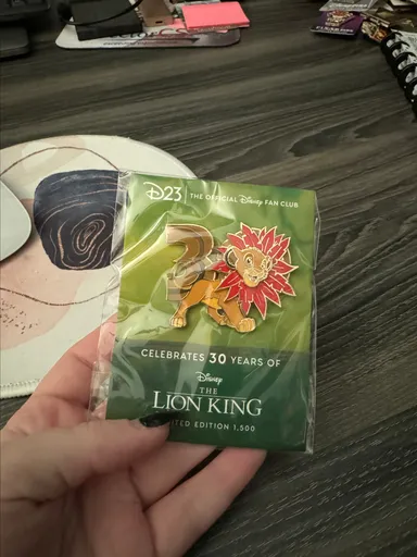 D23-Exclusive The Lion King 30th Anniversary Jumbo Spinner Simba LE 1500 Pin