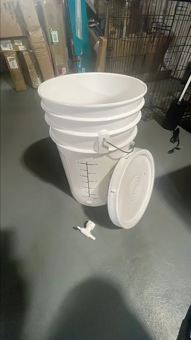 6.5 Gallon Beer Bottling Buckets with lid and spigot.